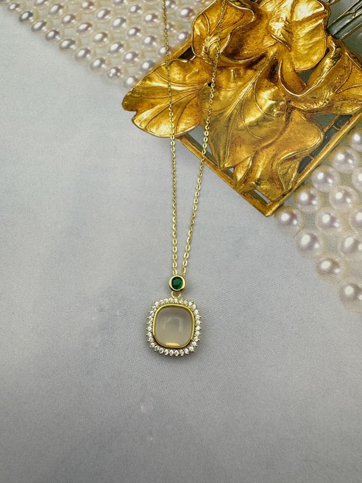 Queen Gold Kolye