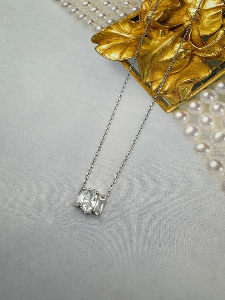 Baget White Kolye
