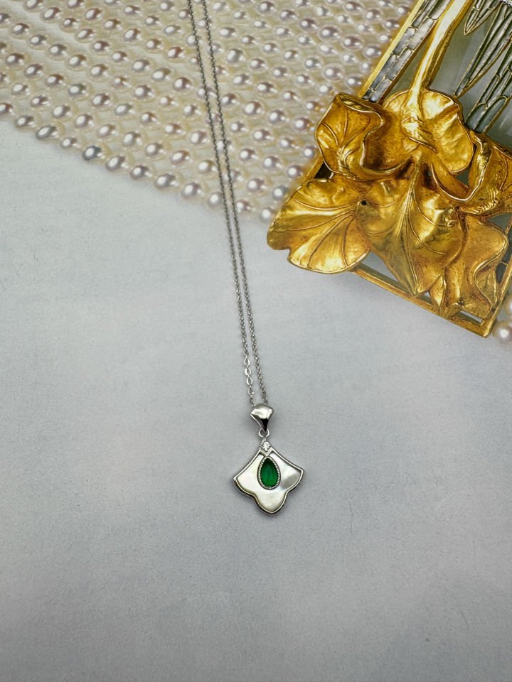 Yelpaza White Kolye